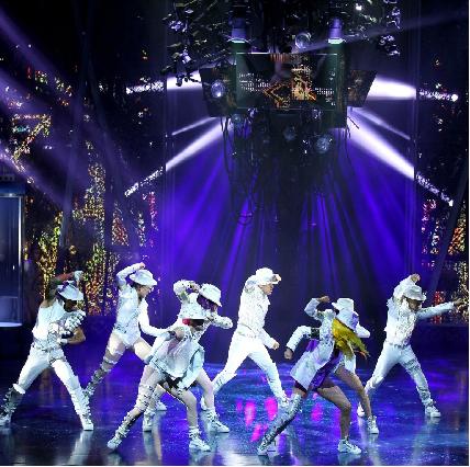 Акустическая система от Meyer Sound на сцене театра Mandalay Bay Resort &Casino, шоу «Michael Jackson ONE».JPG