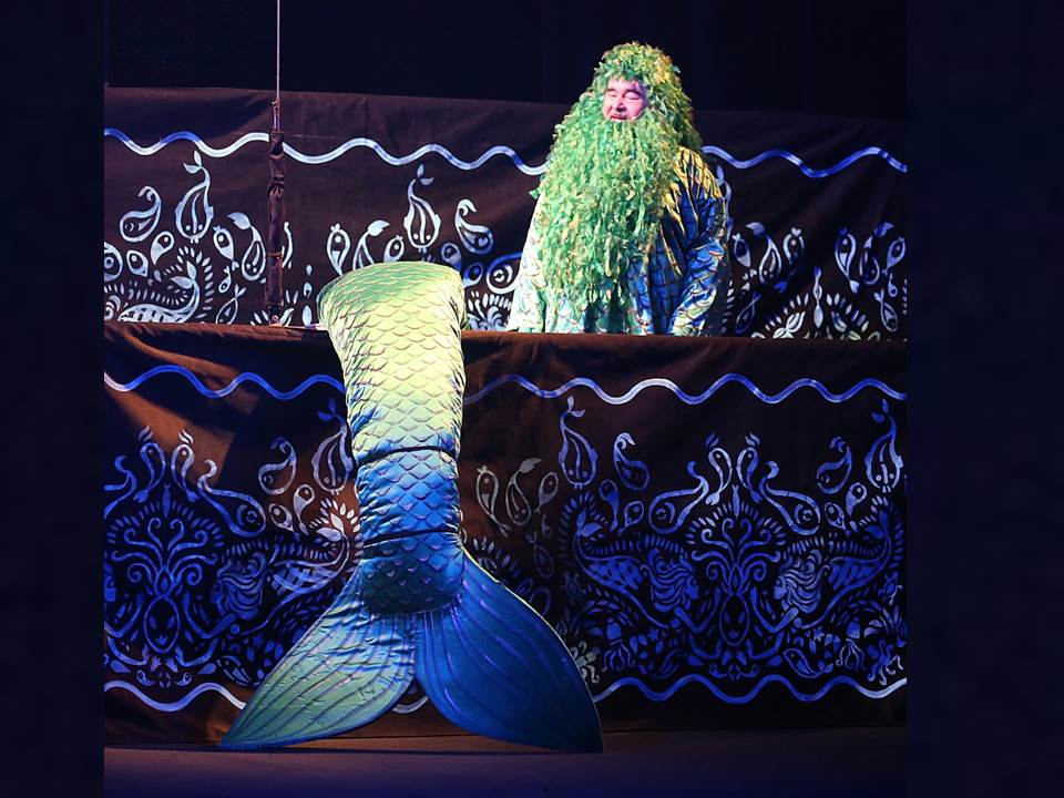 Мягкие декорации на опущенных штанкетах изображают море. Саровский драматический театр.