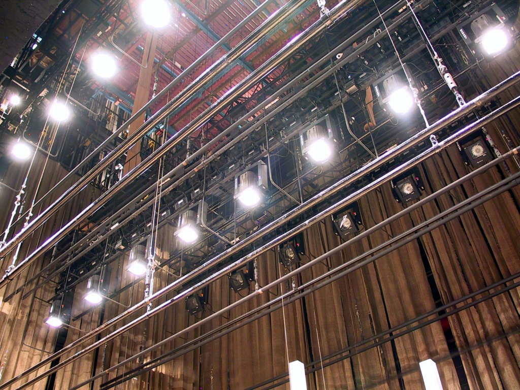 Прожектор зал. Прожектор для освещения снизу. Прожекторы над сценой. Колосники над сценой. Светильники для освещения сцены.