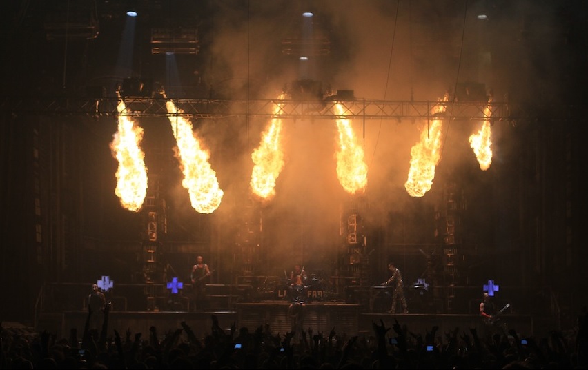 Горящие факелы на концерте Rammstein 2011.jpg