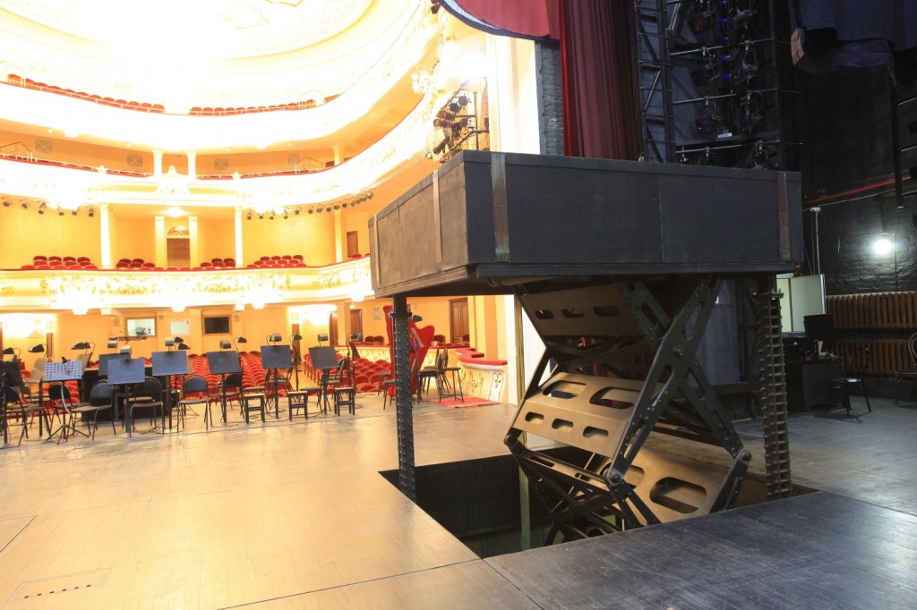 Площадки подъемно-опускные на сцене Башкирского театра оперы и балета.