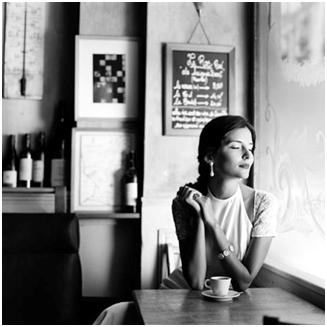 Девушка за чашкой свежего утреннего кофе.JPG